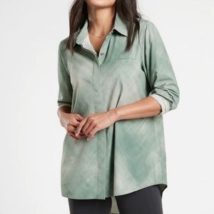 ATHLETA Urbanite Printed Button Front Oversized Top Denali Green Sz Small NWOT